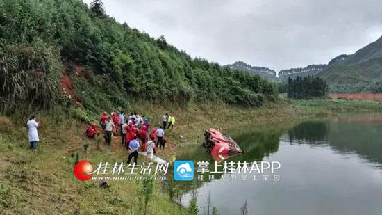 交警、急救、消防赶到现场救援