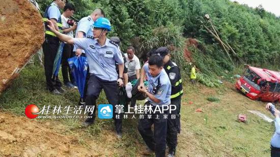 救援人员把伤者抬出